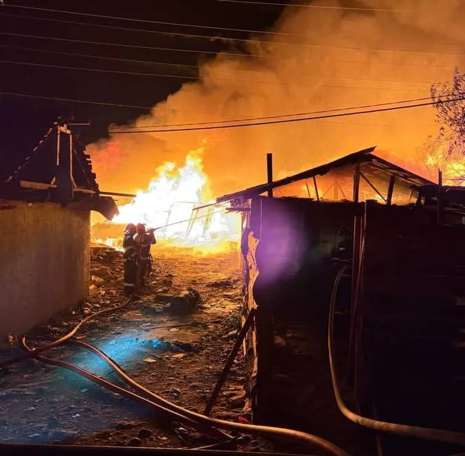Incendiu de amploare în Baia Mare. Mai multe locuințe improvizate ard pe o suprafață de peste 500 de metri pătrați