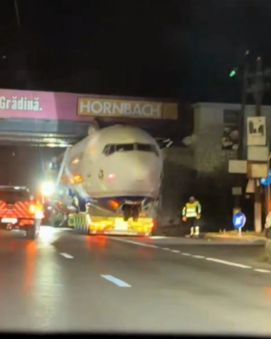 Fuselajul unui avion de pasageri a rămas blocat sub un pod din Balotești, în timpul transportului spre Voluntari