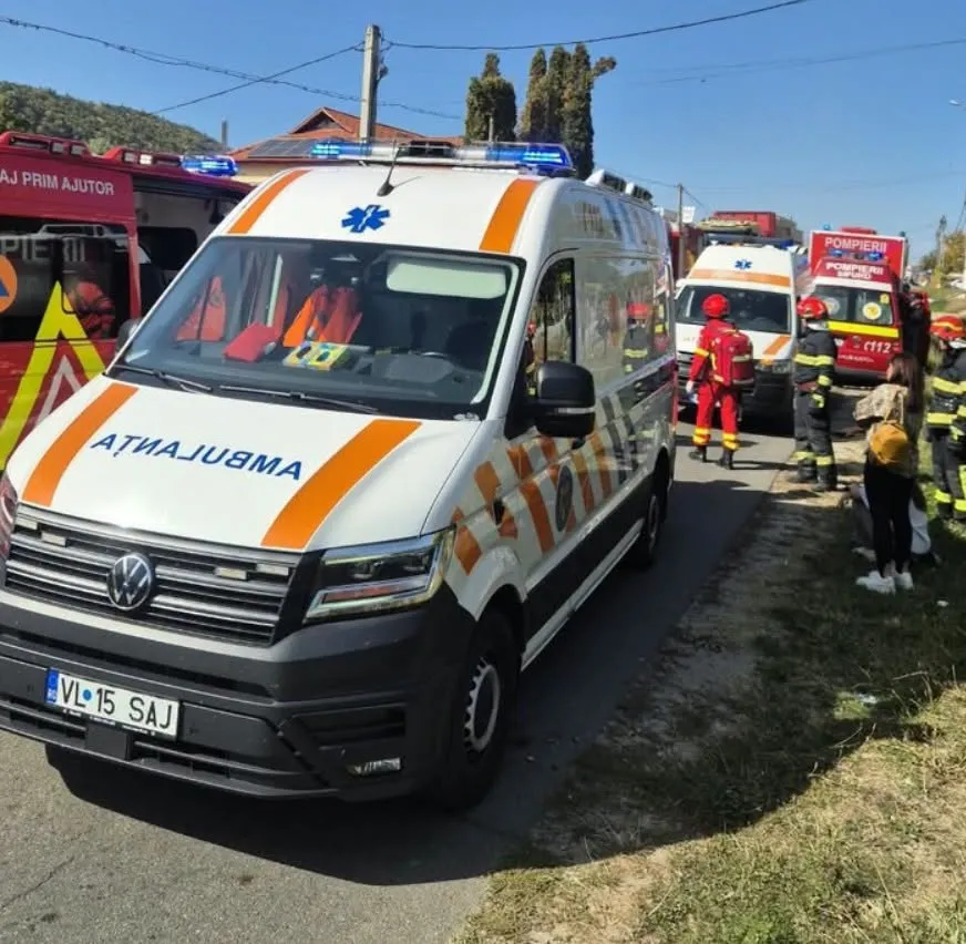 Șapte persoane au ajuns la spital după un accident în Vâlcea. Autoritățile au activat Planul Roșu de intervenție