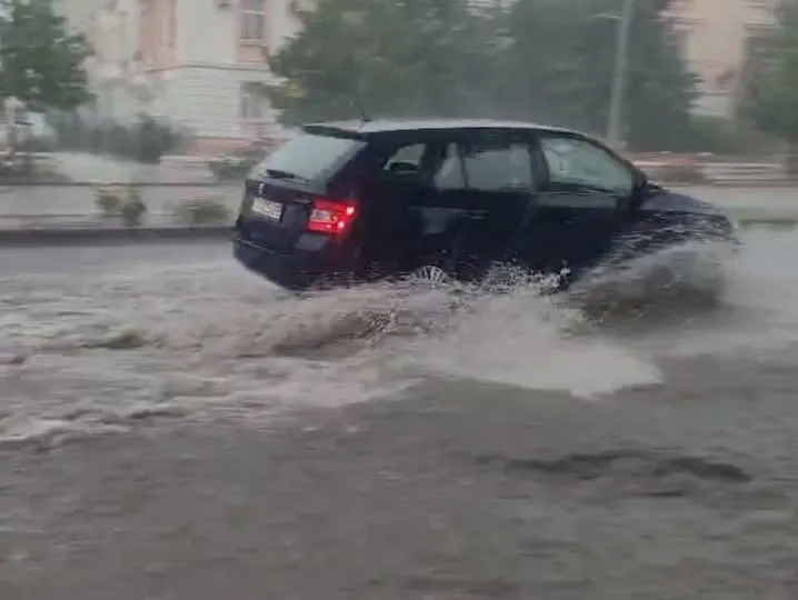 Cod galben de ploi abundente în Muntenia, sud-estul Olteniei și Carpații de Curbură. Când intră în vigoare