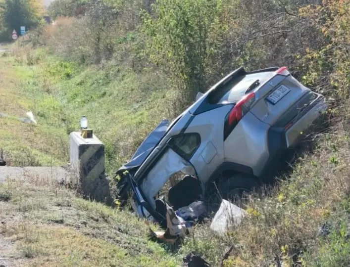 O femeie a murit și trei persoane au fost rănite după ce o mașină a lovit un cap de pod în Vaslui