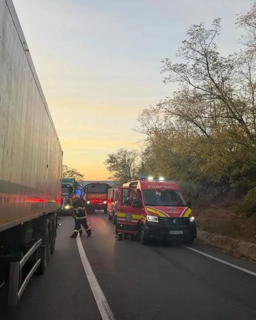 Accident între un autocar și un camion pe DN 13, în Mureș. Două persoane au avut nevoie de evaluare medicală