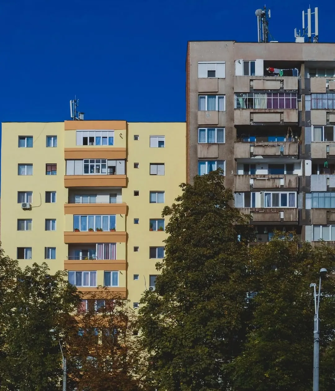 Apartamentele cu balcoane închise fără autorizație ar putea fi impozitate dublu din 2027