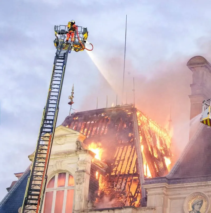 ULTIMĂ ORĂ! HAOS total în Franța! O primărie istorică a fost INCENDIATĂ de protestatari!