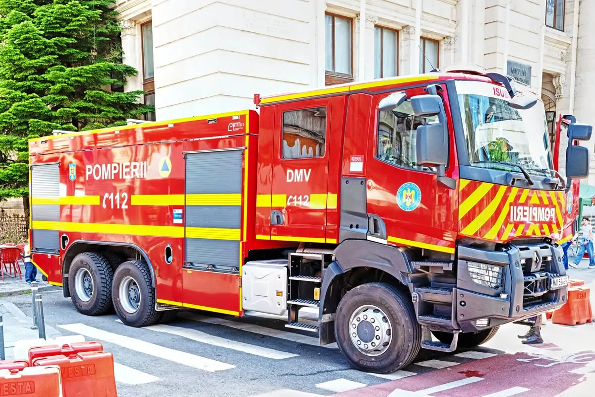 ULTIMĂ ORĂ! INCENDIU puternic la o ȘCOALĂ din Neamț! Zeci de elevi și profesori EVACUAȚI!