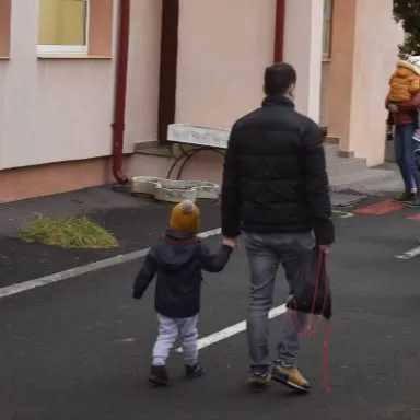 ULTIMĂ ORĂ! ALOCAȚIILE intră mai devreme în NOIEMBRIE! Pe ce dată primesc părinții BANII!