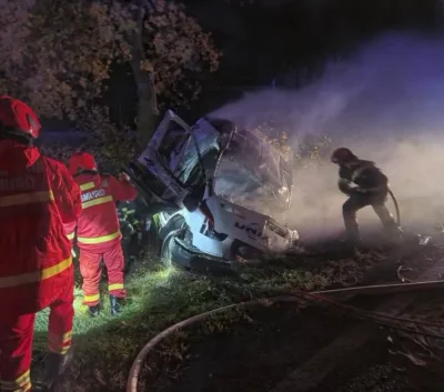 TRAGEDIE pe o șosea din Iași! Doi șoferi MORȚI și un rănit! O autoutilitară a ars complet