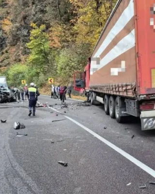 ACUM! Impact VIOLENT pe Valea Oltului! O persoană încarcerată, traficul BLOCAT!