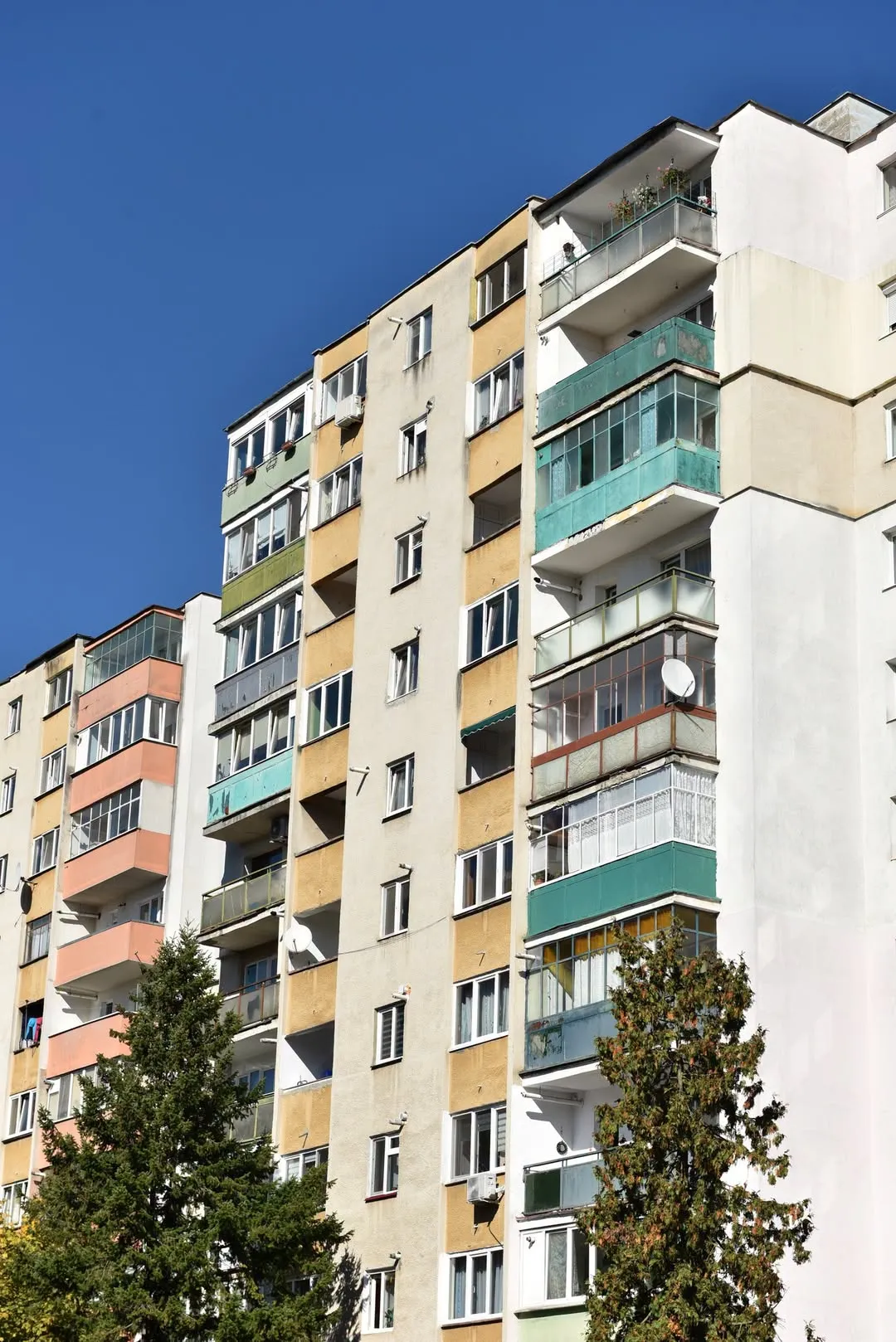 LOVITURĂ pentru românii care stau la BLOC! Impozit DUBLU din 2027 dacă ai închis balconul!