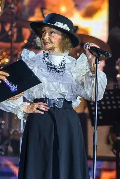 Clipe grele pentru Marina Voica! Artista, internată de URGENȚĂ după amețeli puternice