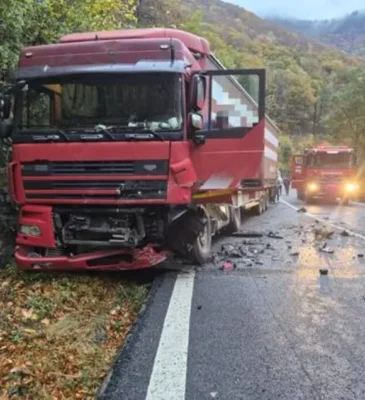 ULTIMĂ ORĂ! Accident VIOLENT pe Valea Oltului! O persoană încarcerată, trafic BLOCAT!