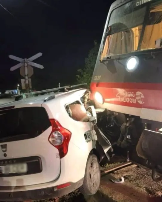 IMPACT VIOLENT în Iași! Trenul a izbit o mașină cu ȘAPTE persoane! Pompierii au intervenit
