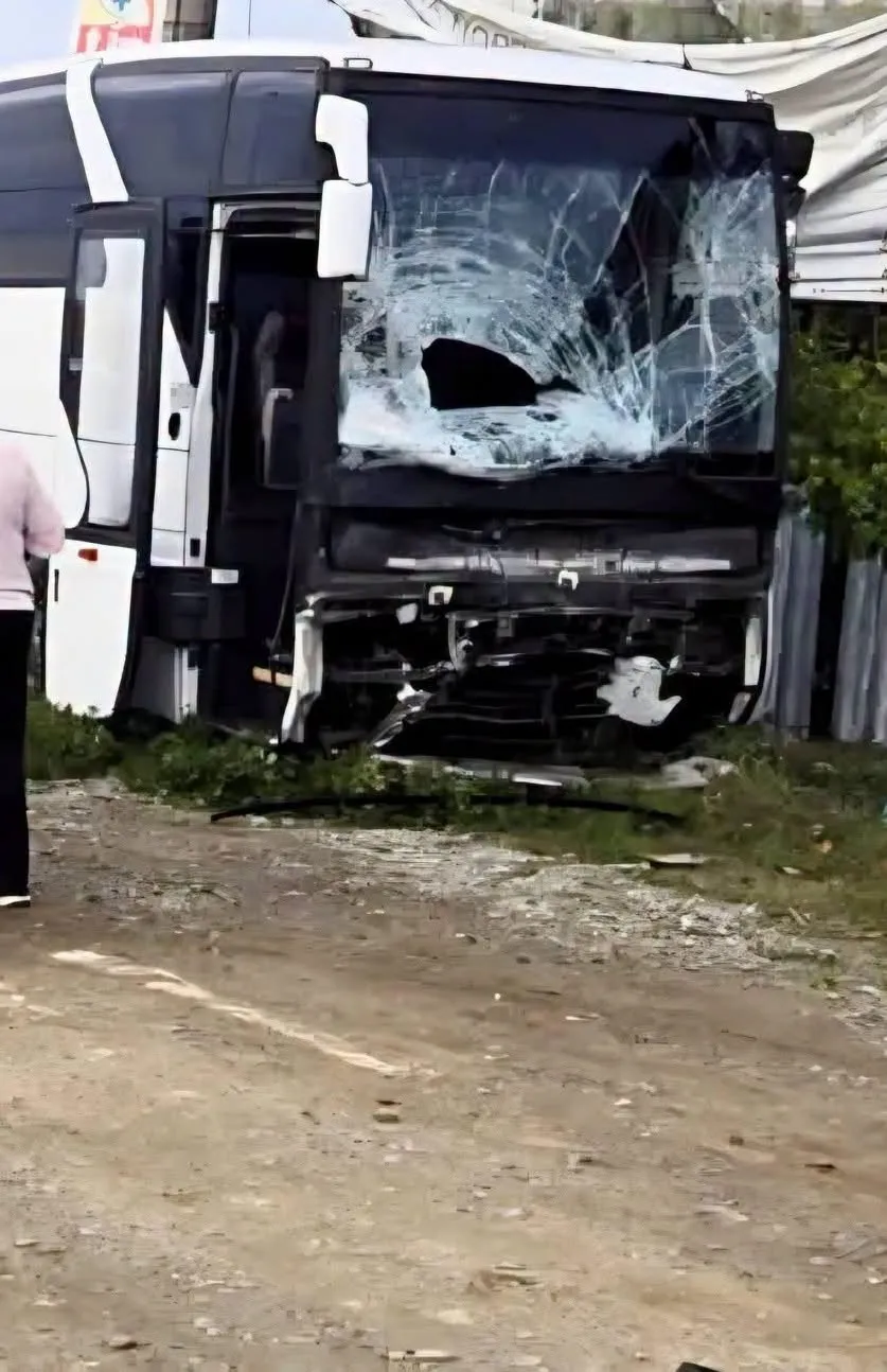 ACCIDENT GRAV pe DN1! Autobuz cu 37 de persoane, implicat! Două victime ÎNCARCERATE!