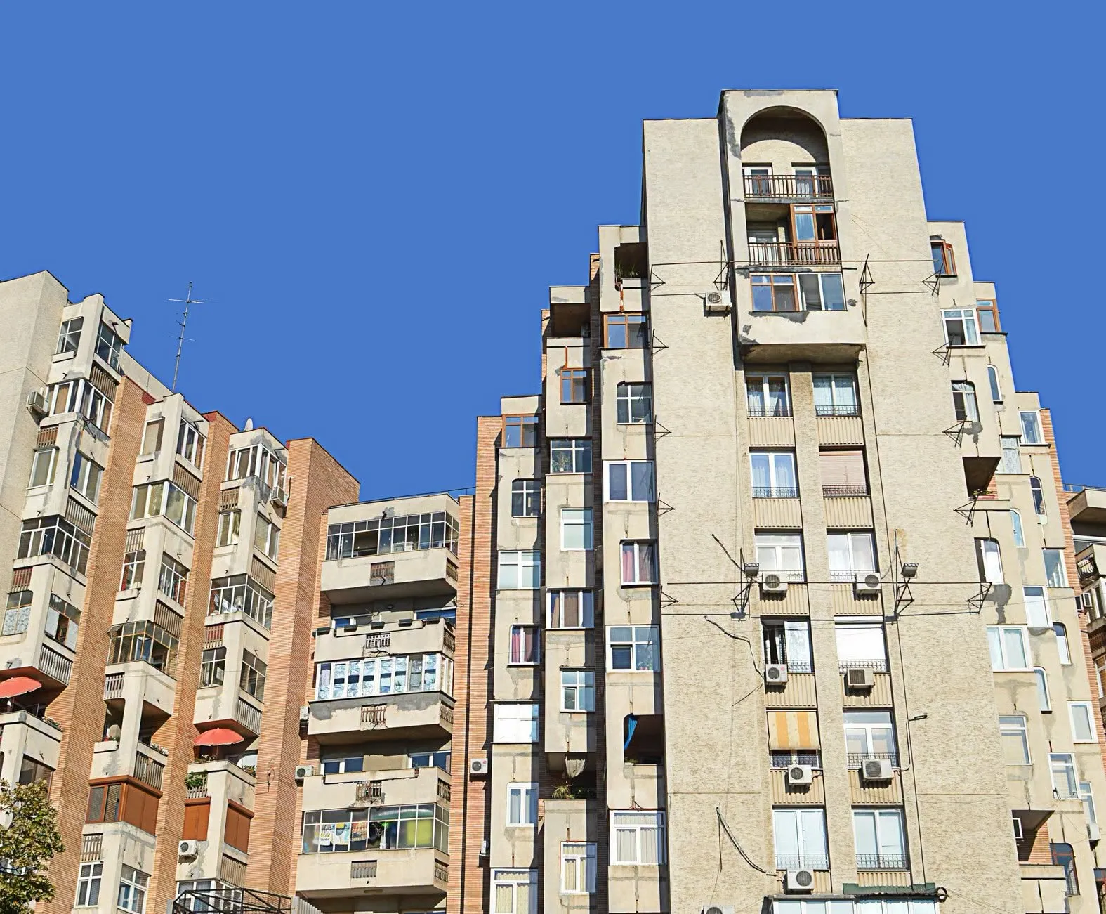 SCHIMBARE MAJORĂ pentru proprietari! Cum ar urma să fie calculate IMPOZITELE din 2027