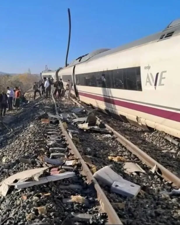ULTIMĂ ORĂ! TRAGEDIE feroviară în Spania! Cel puțin 39 de MORȚI după ciocnirea a două trenuri