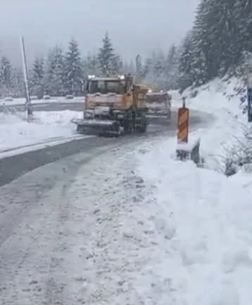 ATENȚIE, ȘOFERI! NINSORI pe Transalpina și Transfăgărășan! Drumarii intervin cu utilaje