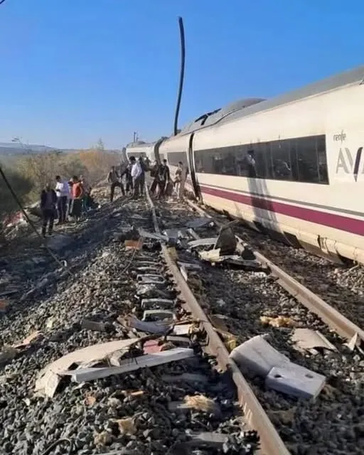 TRAGEDIE feroviară în Spania! Cel puțin 39 de MORȚI după ciocnirea a două trenuri!