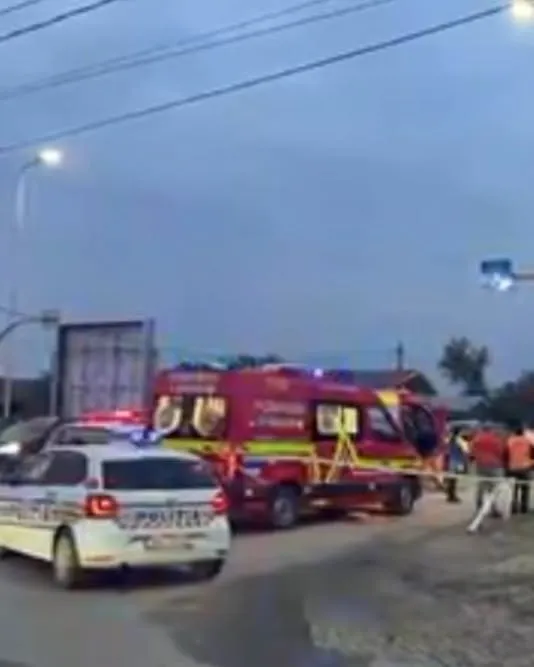 ULTIMĂ ORĂ! Accident GRAV pe DN1! Două persoane încarcerate, 37 evacuate din autobuz