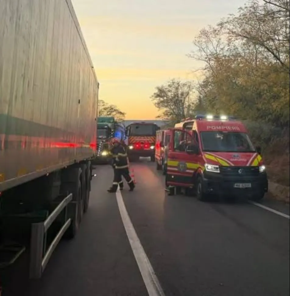 ULTIMĂ ORĂ! ACCIDENT cu un autocar și un camion pe DN 13! 18 persoane implicate!