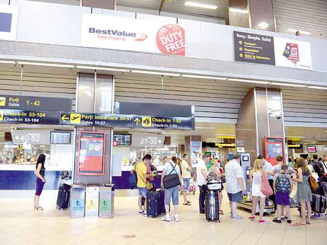 Noi reguli pentru bagajele de mână la zborurile din Uniunea Europeană. Ce aduce propunerea pentru biletele standard
