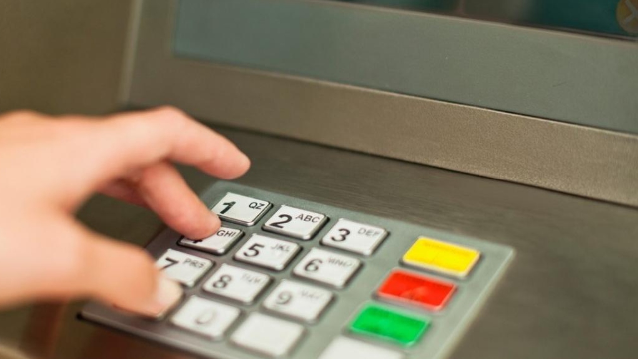 Schimbare majoră la bancomate. Românii vor putea retrage orice sumă dorită