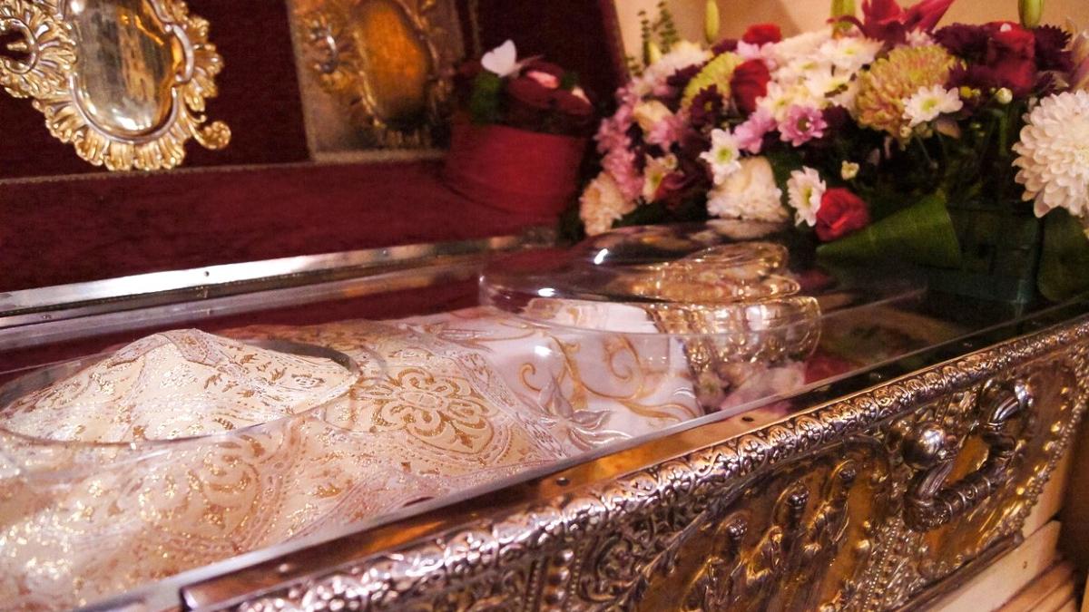 Blestemul ascuns pe racla Sfintei Parascheva! Ce scrie pe veșmântul care nu se deschide niciodată