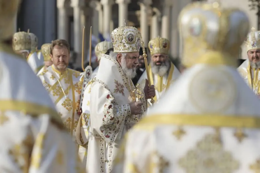 ATENȚIE! Ce faci cu uleiul sfințit rămas de anul trecut! Explicațiile PREOȚILOR