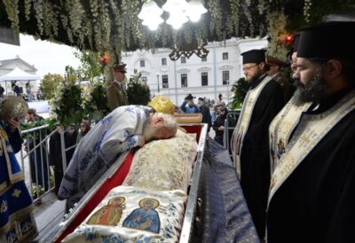 Rugăciunea care face minuni! Ce trebuie să rostești neapărat pentru sănătate, copii și necazuri