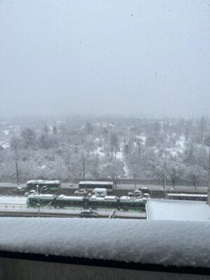 Vremea o ia razna! Când cad primii fulgi de zăpadă în România, deși e încă toamnă caldă