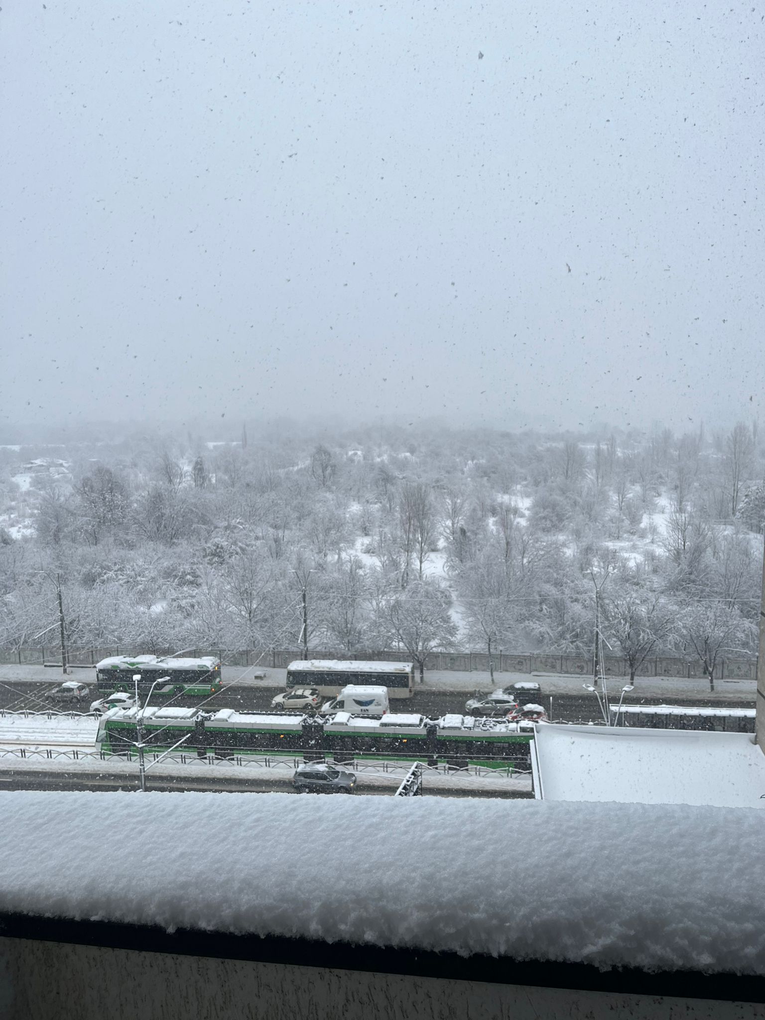 Vremea o ia razna! Când cad primii fulgi de zăpadă în România, deși e încă toamnă caldă