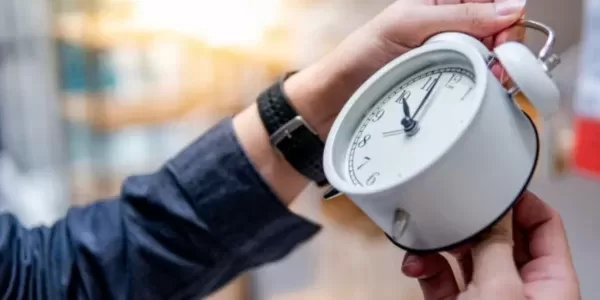 ATENȚIE! Trecerea la ORA DE IARNĂ îți poate afecta organismul! Ce spun MEDICII