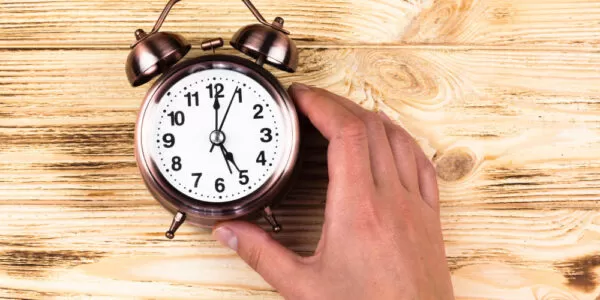 Te uiți la ceas la 11:11 sau 22:22? Ce spun SUPERSTIȚIILE despre orele care se repetă