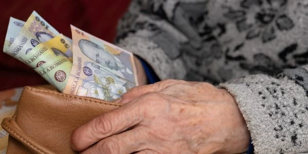 ATENȚIE, pensionari! Când intră PENSIILE în noiembrie 2026 pe card și prin Poștă