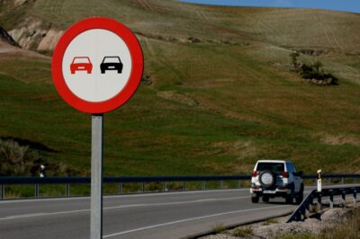Depășirea nu justifică încălcarea vitezei. Ce riscă șoferii care accelerează peste limită