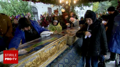 Cât costă icoana cu foiță de aur vândută la rând, la Iași. Ce bugete au pelerinii pentru Sfânta Parascheva