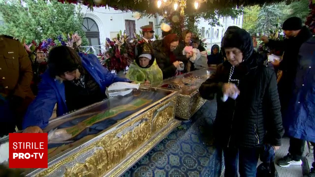 Cât costă icoana cu foiță de aur vândută la rând, la Iași. Ce bugete au pelerinii pentru Sfânta Parascheva