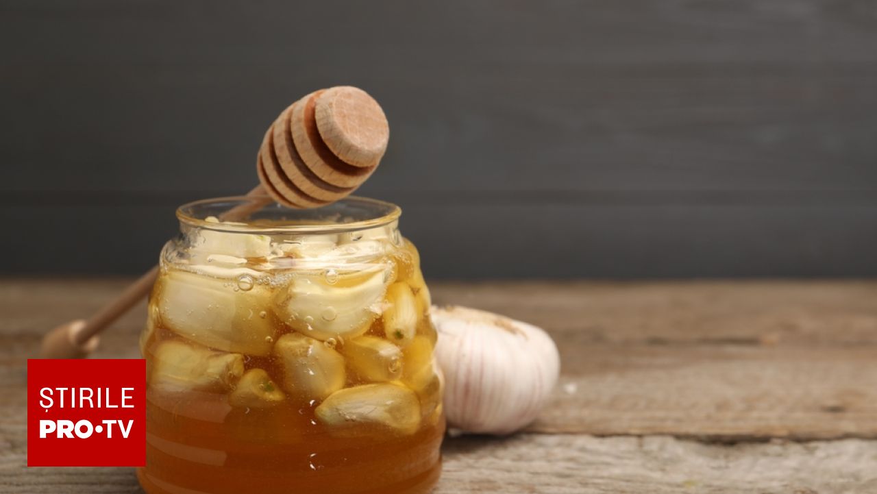 Usturoiul macerat în miere. Cum se prepară corect remediul natural și ce beneficii are pentru organism