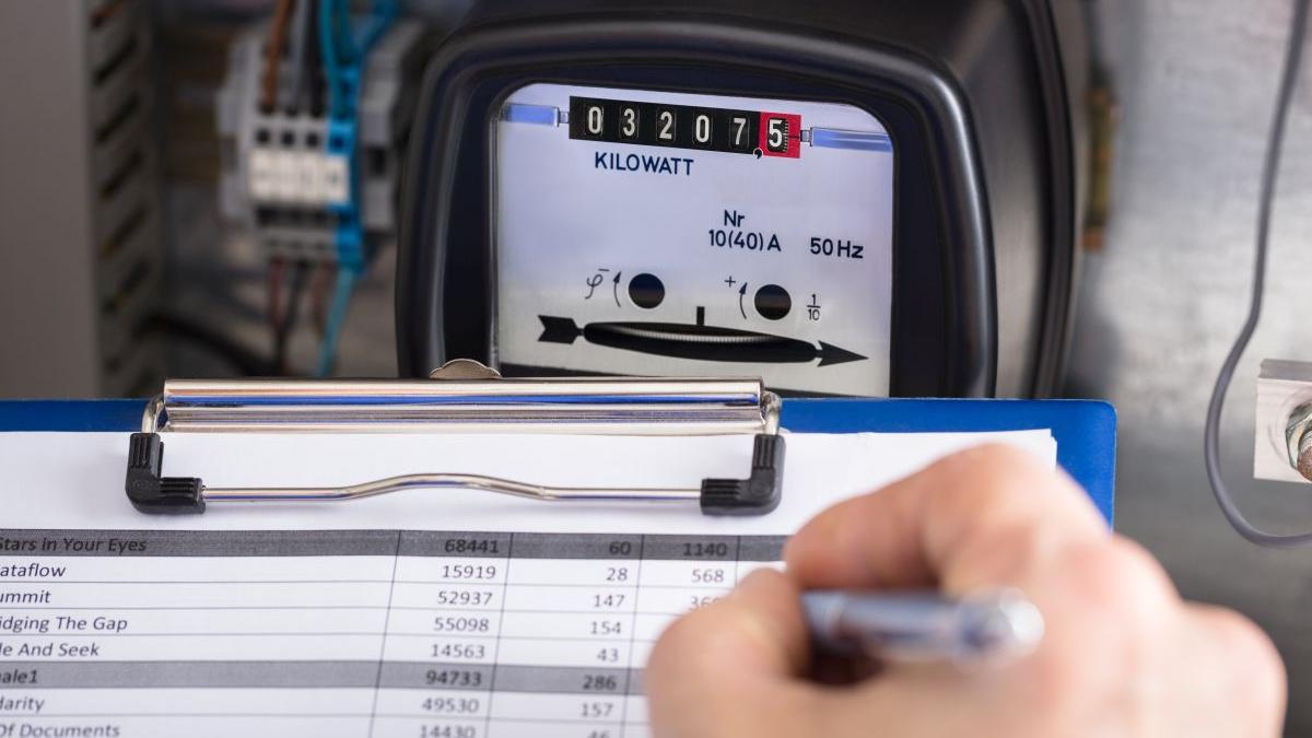 De ce primesc românii facturi cu minus la energia electrică. Anunţ de ultimă oră pentru clienţii PPC, Electrica, Premier, E.On şi Hidroelectrica