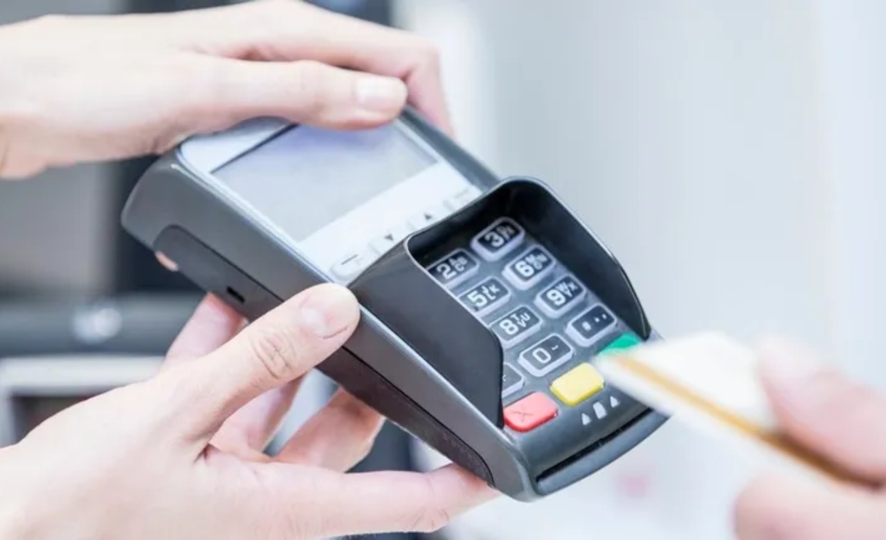 Se renunță la plățile cu cash, după creșterea considerabilă a celor cu cardul. Începe o nouă etapă în lumea plăților